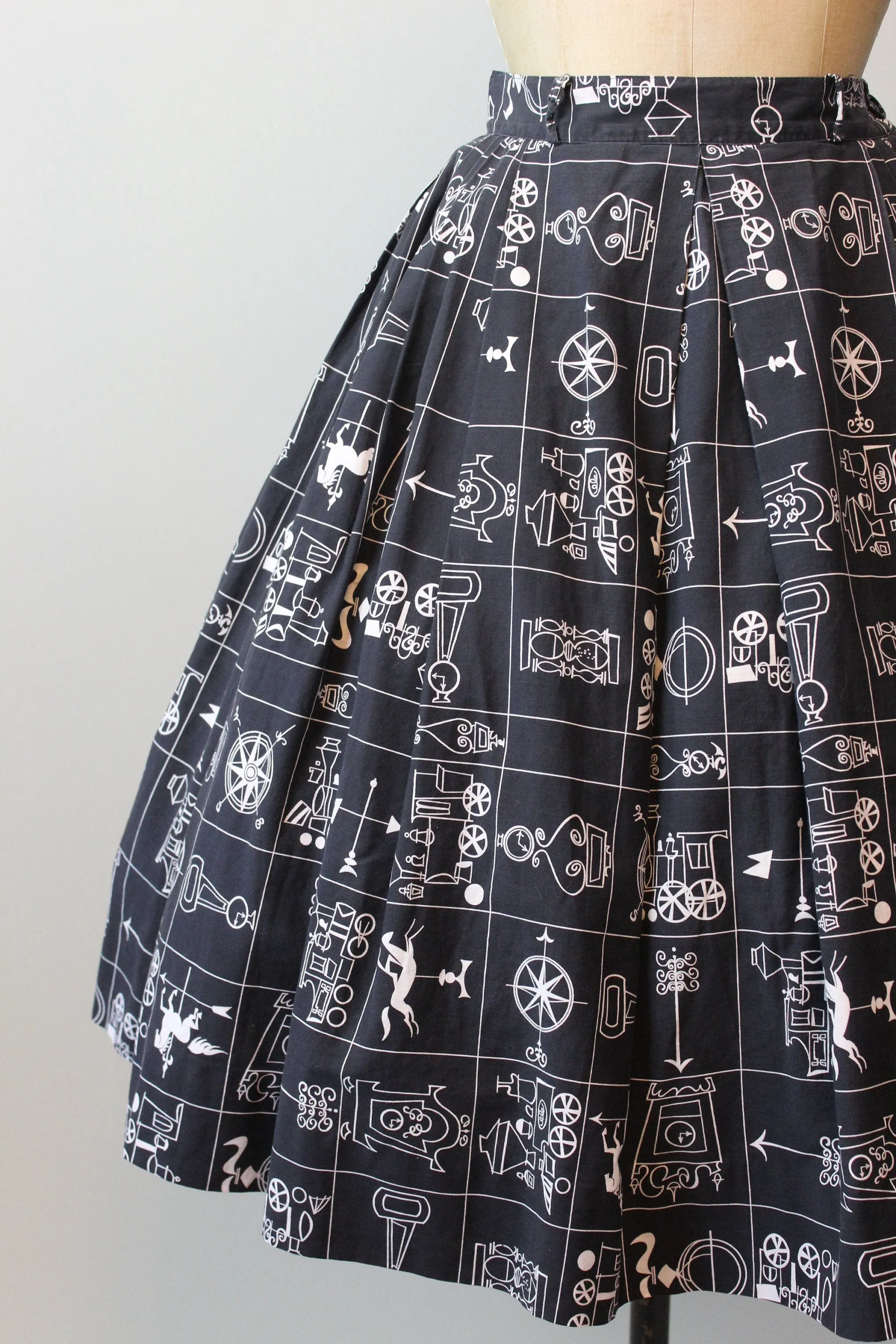 1950s TRAIN CLOCK novelty print skirt xs | new spring