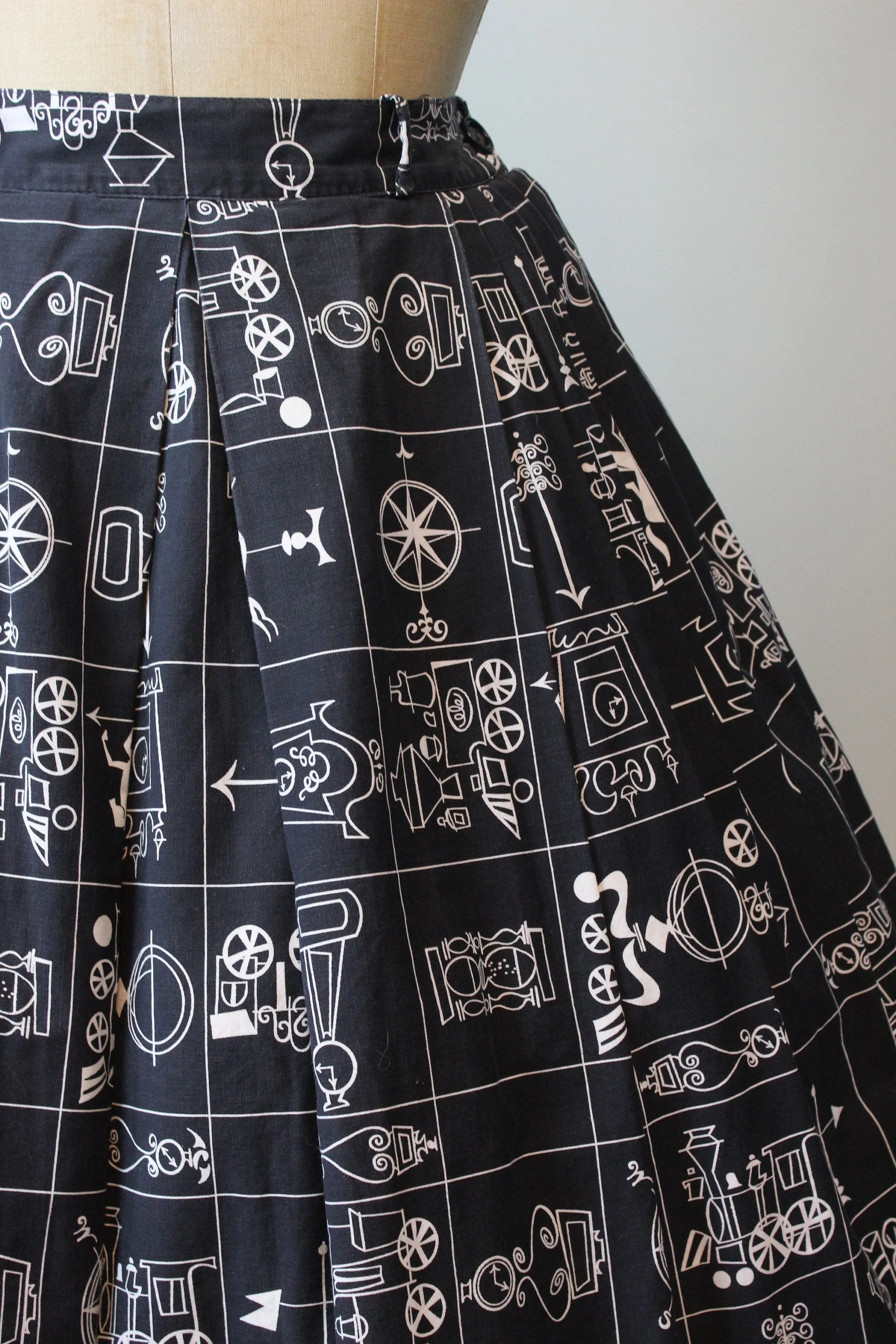 1950s TRAIN CLOCK novelty print skirt xs | new spring